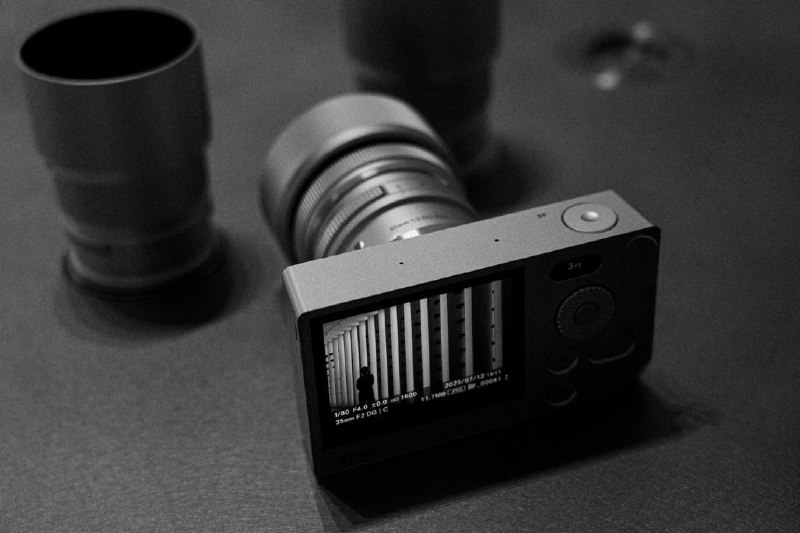 #Photos #GitHub情报 #Tools📷 CameraDatabase：用于研究和应用开发的开源相机规格和图像数据库🔗：GitHub | Wiki👉 Features- 包含来自各制造商的 3586 款数码相机的详细规格- 数据以 CSV、JSON 两种格式提供- 数据已经过清洗（标准化列名、按品牌和发布年份排序）📕 本来在小红书上看 1701 节相关的照片，没想到主页给我推送了这个项目，软件相关的内容在小红书上也是好起来了📸 CameraDatabase 本质上就是由字符组成的相机参数数据库，你可以通过它直接调用市面上主流的品牌相机参数